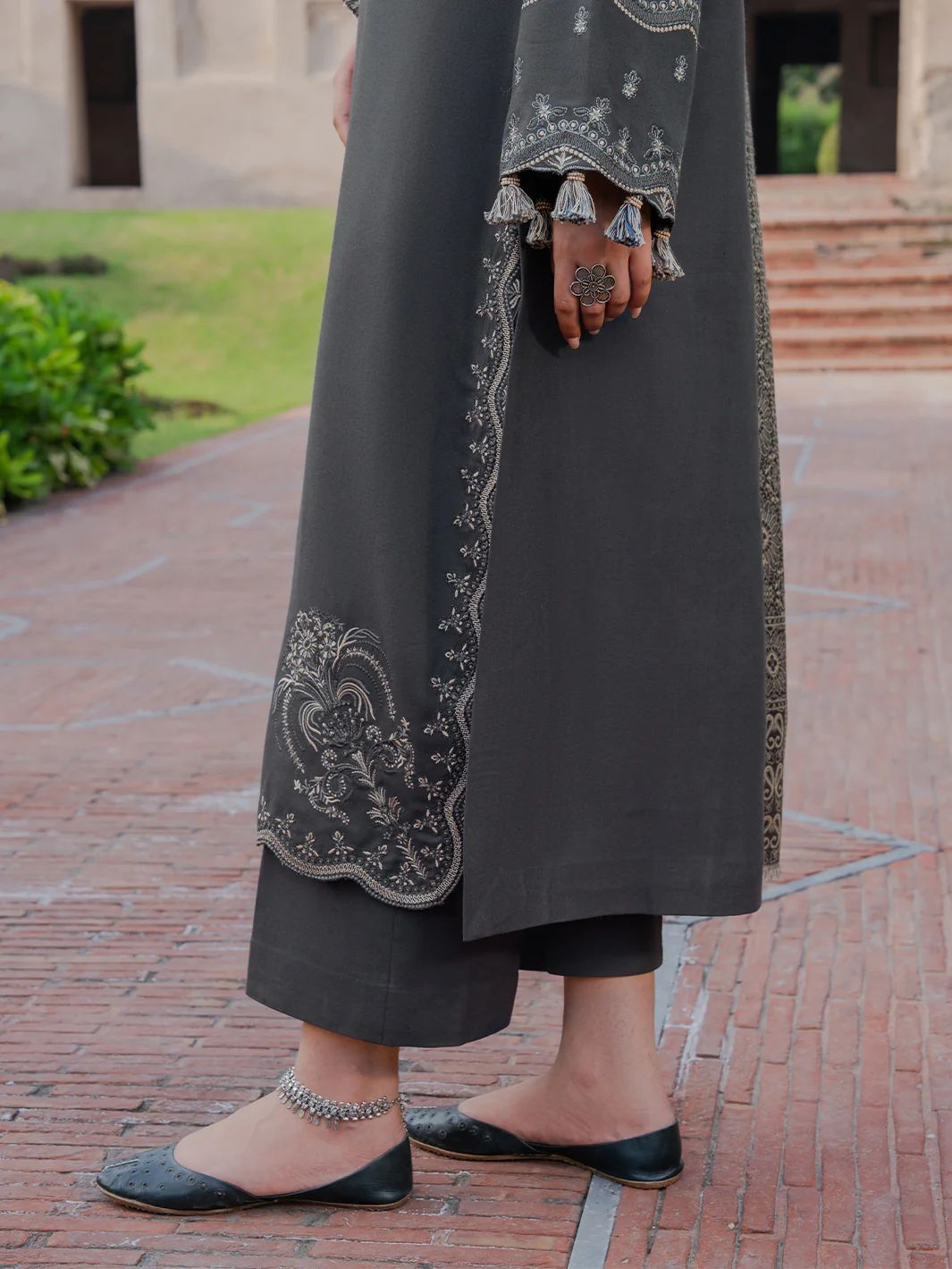 Iizel Winter Collection – 3PC Airjutt Danak Embroidered Suit with Digital Wool Shawl